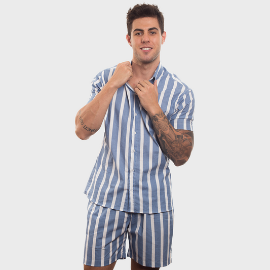 Conjunto camisa e shorts listrado azul claro e branco